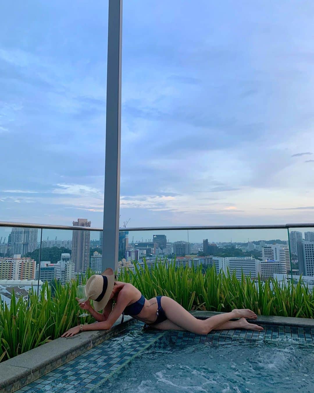 ソニアのインスタグラム：「Get yourself a friend who makes you laugh this hard - and who turns an innocent afternoon into a straight up party 🤪  Got a number of DMs about this cocktail - I bought some fruit popsicles (or you can make your own), and just let it melt into your wine (a cheap one preferably haha pls don’t waste your expensive wines on this) for a delicious summer cocktail!🍹 #shotoniphone」