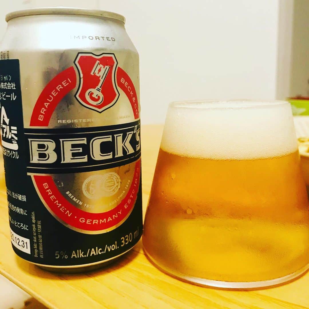堀井亮佑のインスタグラム：「beck'sの缶。無骨な缶デザインがイカしてる。苦味がしっかりききつつ爽快。 #beer #堀井ビールログ  #becksbeer」