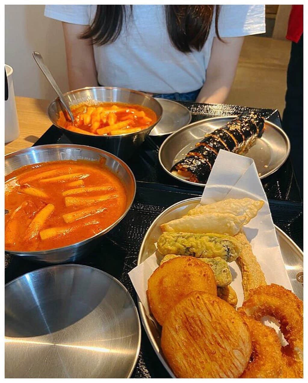 カン・ハンナさんのインスタグラム写真 - (カン・ハンナInstagram)「・﻿ ﻿ ﻿ 辛いものが苦手なのに、今日は刺激的な辛さを求めて池袋の「シンジョントッポッキ」へ　﻿ ﻿ ﻿ やっぱり私には辛すぎましたねー😢 カルボナーラトッポキでギリギリセーブ。揚げ物にも助けられました。﻿ ﻿ ﻿ いつ韓国に帰れるか分からない今の状況で韓国の本場味が食べられるお店が東京に色々あるのは本当に有難いです🥺﻿ ﻿ ﻿ ﻿ ﻿ ﻿ #シンジョントッポッキ　#トッポキ﻿ #韓国人率高い　#話題のお店　﻿ #久しぶりの池袋　#癒しの土曜日　﻿ #신전떡볶이　#도쿄에도오픈해줘서고마워요 ﻿ ﻿ ﻿ ﻿」6月27日 19時37分 - kang_hanna_jp