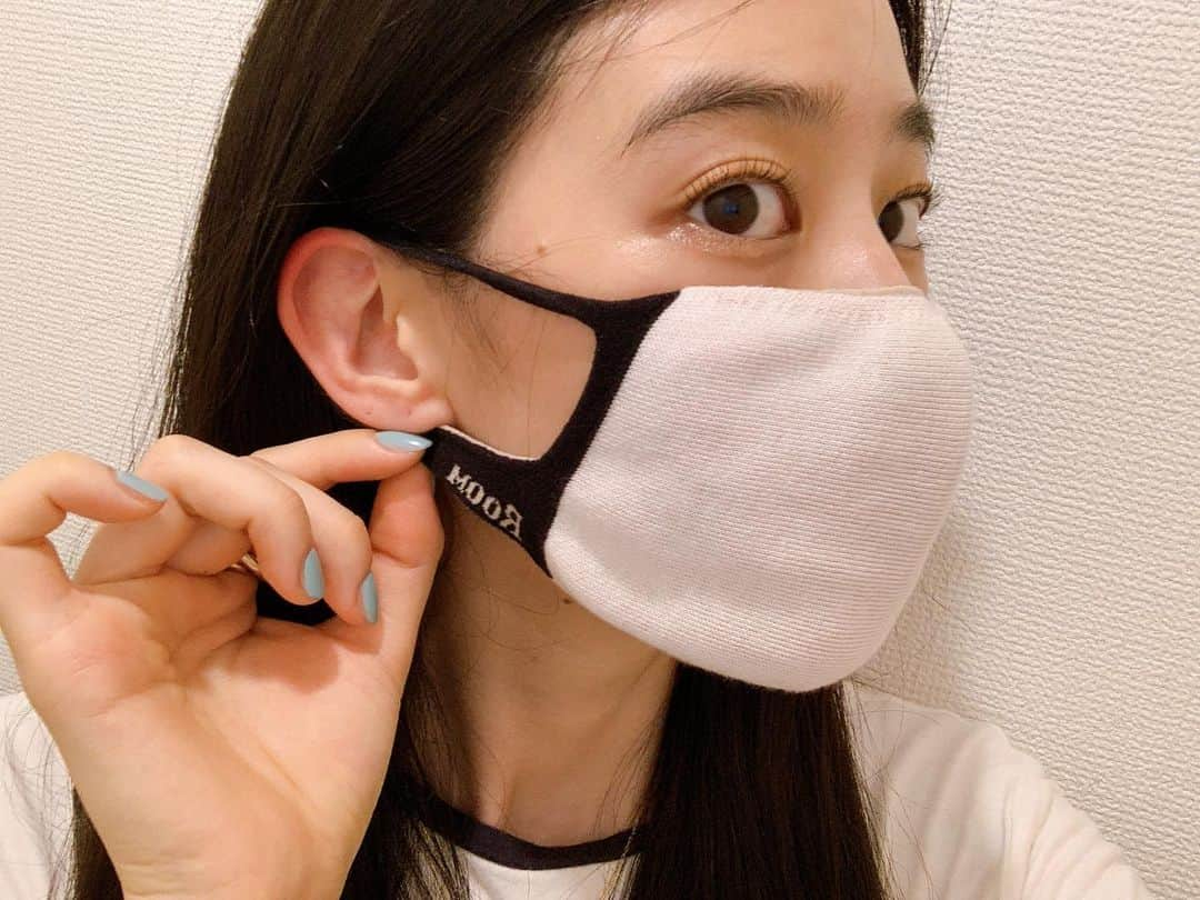 青野楓さんのインスタグラム写真 - (青野楓Instagram)「新しいマスク😷 だいすきなアクセサリーブランドの @roomx601 さんからマスクが販売されたみたいです！  100％シルクだから保湿もされるし乾燥から守ってくれる素材でありがたいマスク☻さらに紫外線をカットする効果もあるそう🌞 洗えるしすぐ乾くしね！！ あと最近マスクで蒸れてまつ毛がマスカラつけても下がっちゃうから久々にまつ毛パーマしました！  まだまだマスクが必要な世の中ですが、熱中症に気をつけながら可愛いマスクつけたりしてもう少しがんばりましょうね！  #activemask_room#マスク」6月27日 19時49分 - kaede626