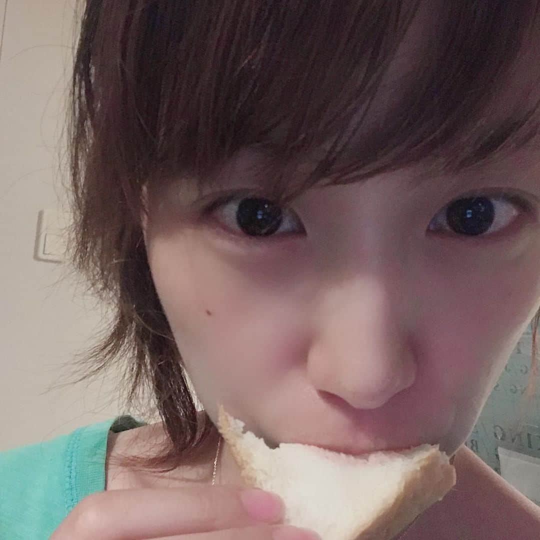 田中いちえさんのインスタグラム写真 - (田中いちえInstagram)「食べた！ 何もつけずにそのまま🍞 初✨乃が美 うまっ☺️💕 #田中いちえ#乃が美#高級食パン」6月27日 19時49分 - tanakaichie