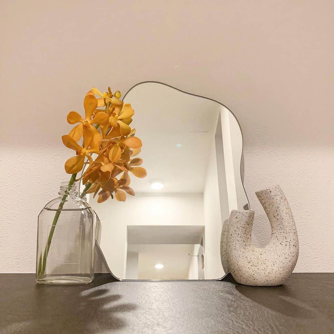 小川陽香のインスタグラム：「玄関🚪🌼 ㅤ このお花が好きでずっとリピート♡ 玄関に飾るいい感じのインテリア探し中🤳 ㅤ ㅤ #myroom #interior #マイルーム #インテリア #モカラ」