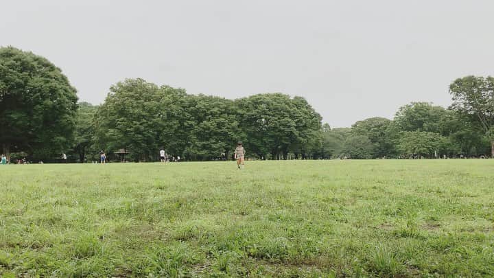 高見まなみのインスタグラム：「公園で叱られて、拗ねて歩いている動画。こういうのも将来いい思い出になるよね。いつの間にか、すっかりいいお兄ちゃんで、拗ねるとか、わがままを言うとか、あまりなくなったから、こういうのを見ると安心する🙈このあと笑いながら戻ってきた。ちなみに叱られた理由は、アリが怖すぎて、焼きそばを放り投げようとしたから😂どんだけアリ怖いの。まだまだかわいいな。」