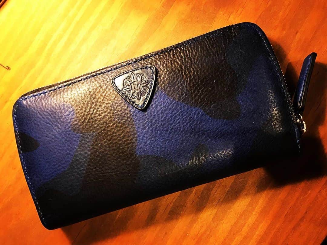 Ju-kenのインスタグラム：「ルシアーレザーのイシちゃんが、バースデープレゼントにあの素晴らしいレザーを使った、ウォレットを作ってくれました♫  素晴らしい逸品です、ありがとう🤩  Thanx maxxx @lutherie_ishichang  そして、皆さんも沢山のお祝いのメッセージ、ありがとうございました！！ 世界中の皆にとって、大変な年になってしまいましたが、お互い前を向いていきましょう🌞  #lutherieleathers #wallet #birthdaypresent @lutherie_ishichang」