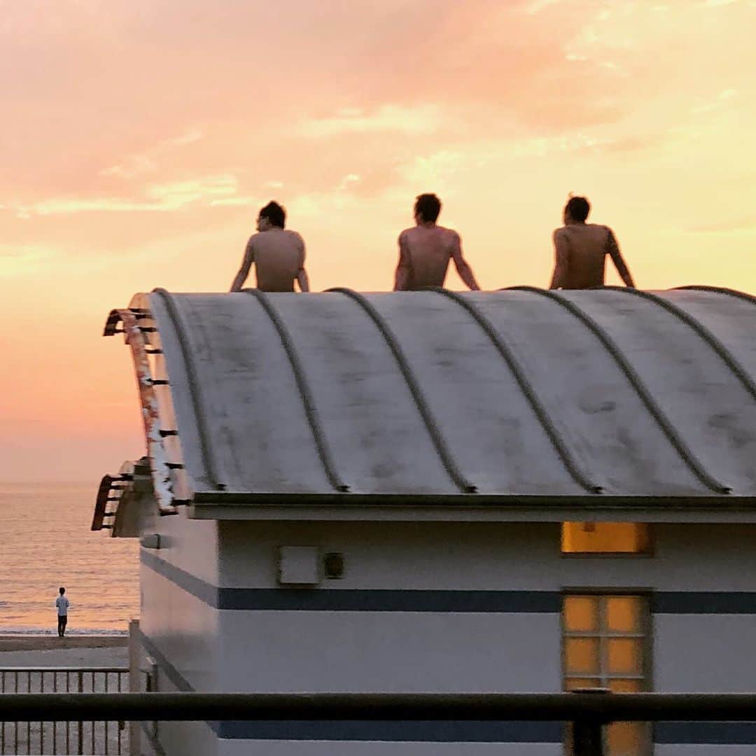 のインスタグラム：「「青春の無分別（トイレの屋根に上る）と分別（ソーシャルディスタンス）」 夕映えのビーチにて」