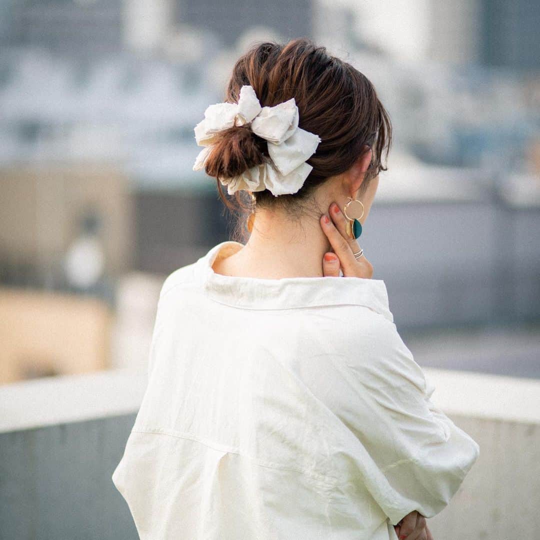 AngeBloomのインスタグラム：「【RE Stock】 ジャガードフリルバナナクリップ White 品番:191003-3 ・ 完売カラーが再入荷します！ ただ今、予約にて受付中です。 ・ @angebloom_official  #angebloom  #アンジェブルーム #バナナクリップ #バナナクリップアレンジ #マスクヘア  #梅雨対策ヘア」