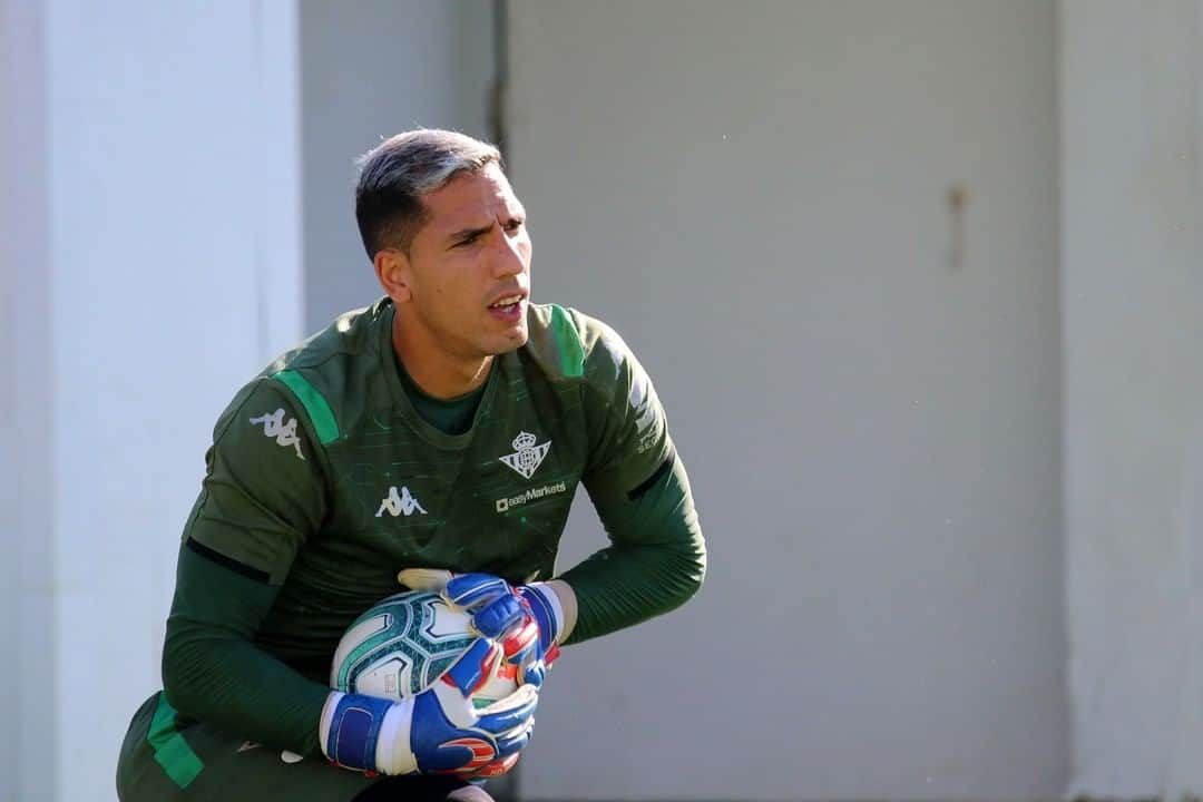 レアル・ベティスさんのインスタグラム写真 - (レアル・ベティスInstagram)「¡Último entrenamiento antes del #LevanteRealBetis! 💚🆚🐸 -- Last session before #LevanteRealBetis! 💚🆚🐸」6月27日 19時52分 - realbetisbalompie