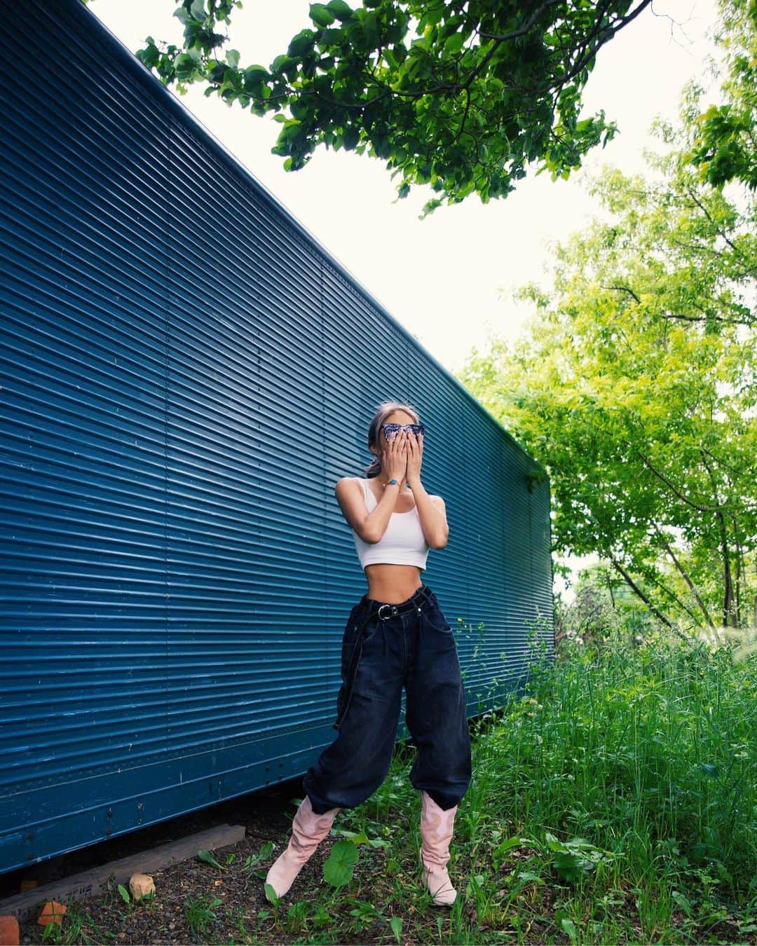 MARISのインスタグラム：「Have a great weekend to all 🦋🦋🦋 ・ ・ ・ 昨日はやっとやっと全身矯正+頭蓋骨矯正に行けた💙 @muriam_beauty_salon に行くとガッチガチになった肩から首、頭、腰を魔法の様に軽くしてくれるの💘 今日は体が軽くて幸せ💘ありがとうございました🦋 ではでは 良い週末を…💚💚💚 ・ #love #weekend #saturday #fashion #outfit #nature #vintage #denim #clothing #jeans」