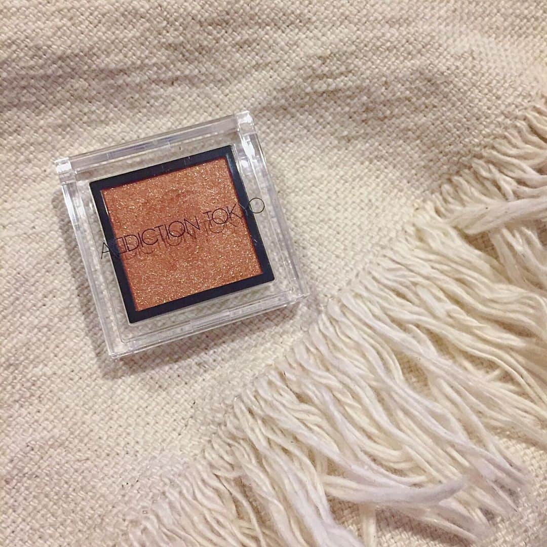 吉田有里のインスタグラム：「🌻🌻🌻﻿ ADDICTION TOKYO　THE EYESHADOW L﻿ 166 Acidic Red ﻿ ﻿ 夏にぴったりなオレンジシャドウ🍊﻿ ラメもすっごくかわいいです…﻿ ﻿ 果実そのままみたいなオレンジに、﻿ 肌馴染みのいいブラウンを混ぜたみたいな、﻿ オレンジメイク好きの私にどストライクな色🤦‍♀️﻿ ﻿ 秋冬とかによく使うテラコッタカラーを締め色としてキワに入れると、統一感が出る！﻿ (ような気がする…)(当社比)﻿ ﻿ もちろんベース塗って、これ一色でグラデにしても最高にかわいいです﻿ (技術がないからこそ、おしゃれな色に助けてもらってるよ) ﻿ 美的のインスタで、このシャドウで宇垣美里さんがメイクされてるポストを見て飛びつきました﻿ 限定色なんですがおススメです﻿ ﻿ #ADDICTION #NARS #アディクションアイシャドウ #オレンジメイク #オレンジシャドウ #夏メイク」