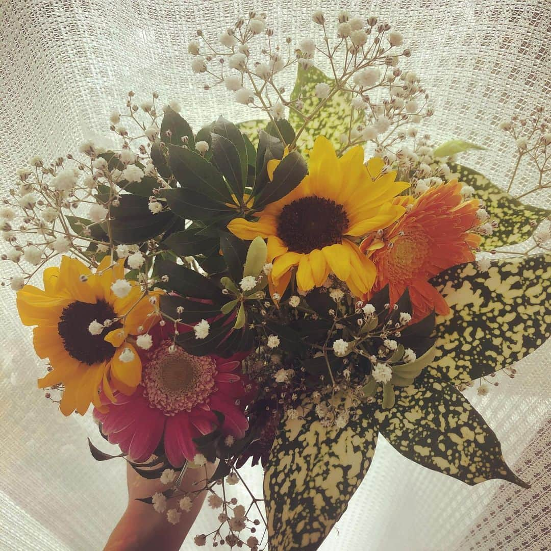 RUUNAさんのインスタグラム写真 - (RUUNAInstagram)「. . お花に元気を貰う日。 もう向日葵の季節なんだね🌻 . . #kolme #flower #bouquet  #sunflower #happy #like #yellow #orenge #pink #white #お花 #ブーケ #花束 #向日葵」6月27日 19時59分 - ruuna_kolme