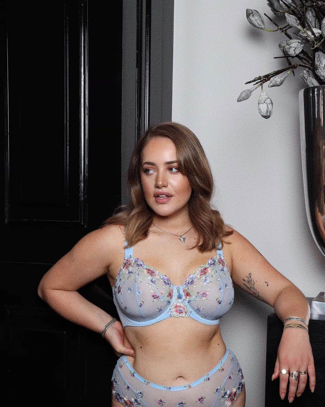 Pleun Bierboomsのインスタグラム：「You can still love yourself and be a work in progress. 🦋 #primmadonnapartner #bodypositivity」