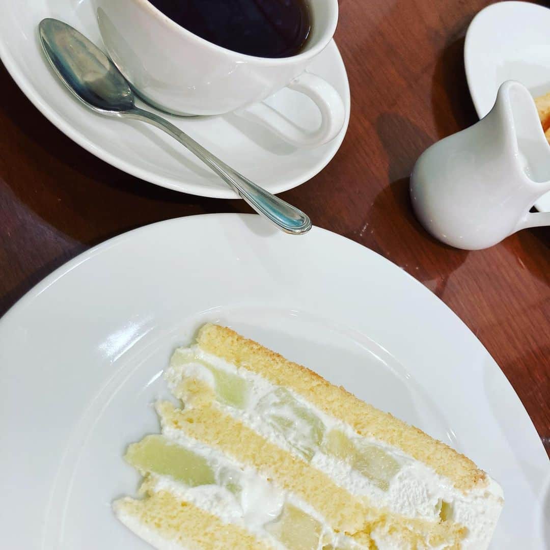 佐伯日菜子さんのインスタグラム写真 - (佐伯日菜子Instagram)「メロンのケーキ美味しかった。 コムサカフェのイチジクとさくらんぼ🍒のケーキ食べたすぎて震えてる。 ケーキって毎日でも食べられる。 #cake  #ケーキ  #sweets  #あまいもの  #harbs  #やっと集まった  #大好きだよ  #いつもありがとう」6月27日 20時03分 - hinakosaeki