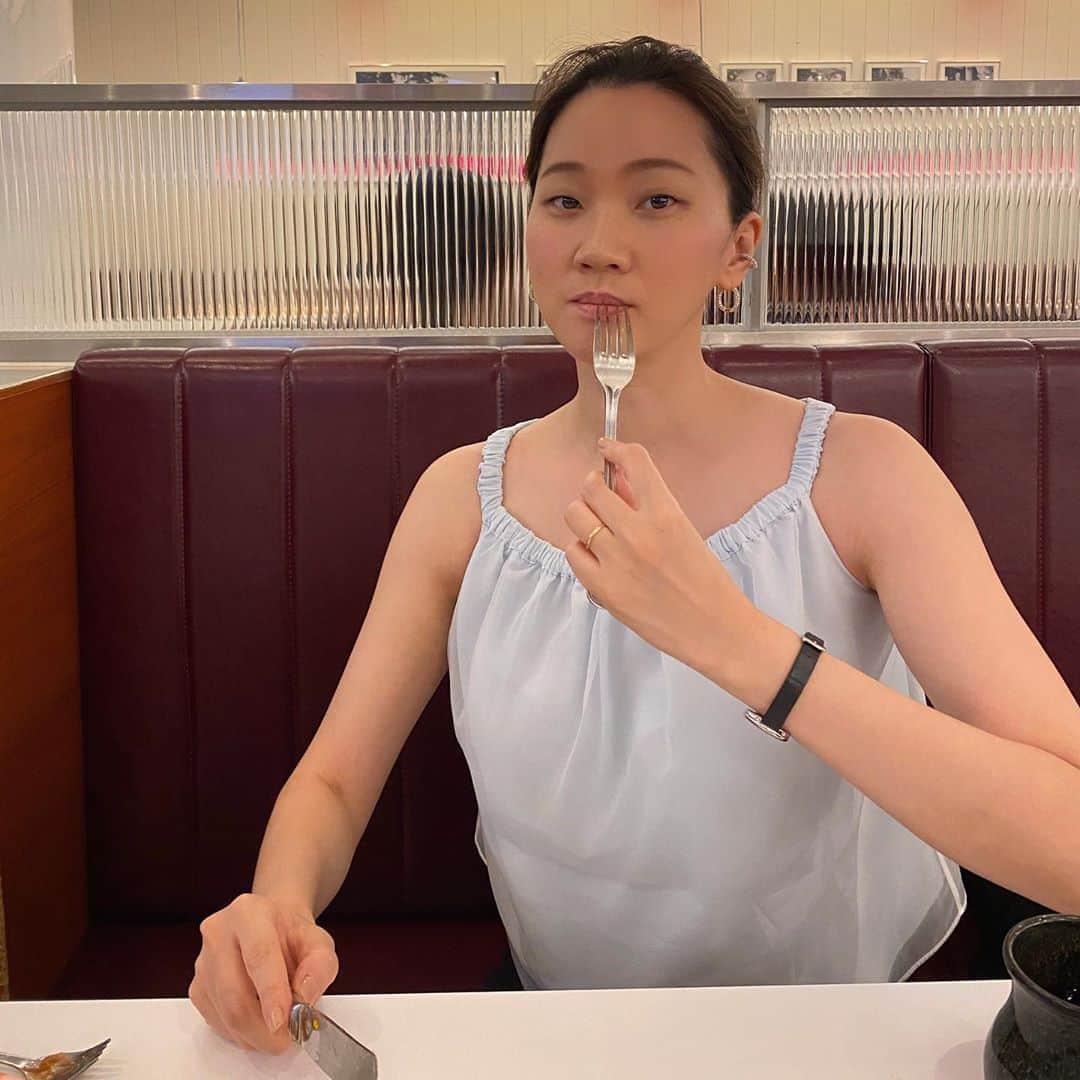 チャン・ユンジュのインスタグラム：「주말엔 좀 먹을게요. 🍽🥞🍤🥓🍔🥟🍜🌭🍗」