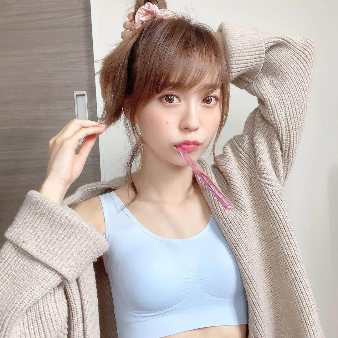 みき みーやんさんのインスタグラム写真 - (みき みーやんInstagram)「いつも朝起きたらコップ1杯のお水を飲んで水分補給❤ . そして歯磨きながらコテあたためて めるちゃんと遊ぶのが毎朝の日課になってる🐶💕 . 最近夜の寝付きが良くて 朝気持ちよく起きれるのは 最近お仕事でいただいた #Viageブラ のおかげ😪💕 @viage_hrc . 華美な装飾がなくてチクチクゴワゴワしないし ノンワイヤーで柔らかいから めちゃくちゃ開放的に寝れる。笑 （いつも朝起きたら大の字で寝てるよw） . このナイトブラ シンプルなデザインで スポーティだからちょっとしたストレッチの時や おうち時間にも持ってこいやねん🙆‍♀️ （シンプルで可愛いよね🤤💕 . . エステの方にもお水はこまめにたくさん飲んでくださいって 言われてるしこれからも朝の1杯は 最低限 心掛けて続けよーっと❤ お水飲んで老廃物出して ナイトブラつけて垂れない体になるぞっ！← . . （でもさ、でもさ、みんな気付いてると思うけど ナイトブラ着ていやらしさゼロって凄くない？🥰w 30だからそろそろ色気というものを身につけたいものです。はい。笑 . . そしてみんな大好き！お得情報😍！！w （話変わりすぎ🤤 今プレゼントキャンペーンを 開催していて正解した人の中から5名様に Viageビューティアップナイトブラをプレゼントしてるみたい🌷 @viage_hrc のフォローとコメントに クイズの答えを回答するだけやし みんなで参加してみよっ♡ . . (みんなはいつもどんな姿勢で寝てるんやろぅ？🙃💤 私と同じ、大の字で寝てる人いたりするのかな？w . . #ナイトブラ#ナイトブラ生活#バストケア#viageビューティアップナイトブラ#Viage女子#pr#寝起き#カーディガン#お団子#お団子ヘア#ヘアアレンジ#hairarrange#hairstyle#前髪#歯磨き#モーニングルーティン#水分補給#柔らかい#ふわふわ#ナチュラルメイク#アイメイク#Water#morning#寝相#ミディアムボブ#ヘアスタイル#ボディメイク#ノンワイヤー」6月27日 20時15分 - mi_yan0101