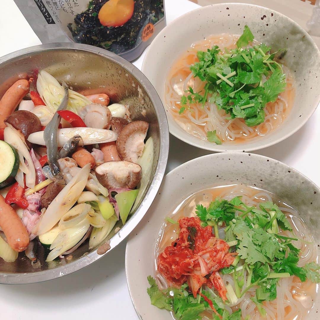 嶺恵斗さんのインスタグラム写真 - (嶺恵斗Instagram)「ある日のごはん。 ・ お家で海鮮焼き と 冷麺。  ちょっとした味付けで こんなに美味しくなるのかー❣️ 勉強になります！ またお願いします！  そして冷麺を食べると、ハワイの #ユッチャンコリアン  を思い出す私。  ハワイ愛を出していこう2020🌺 ・ #お家ごはん #韓国料理  #冷麺 #海鮮焼き  #ハワイ好きな人と繋がりたい  #ハワイ病  #ご馳走様でした  #主婦の息抜き  #love #hawaii #corianfood」6月27日 20時08分 - etsuko__7
