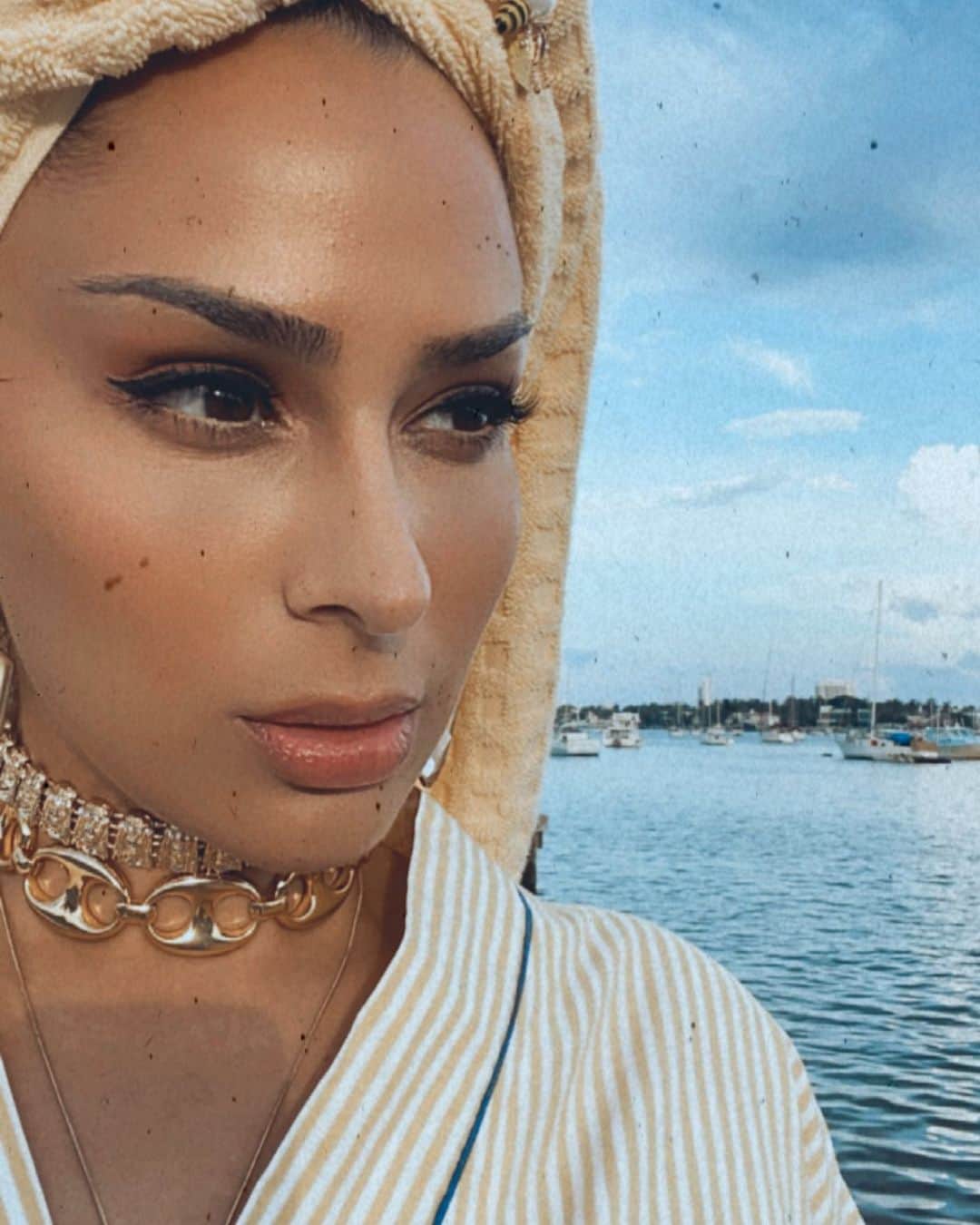 ベロニカ・ベガのインスタグラム：「I been doing some thinking... I think imma put “Souke” out before “Sorry Not Sorry”  Choker: @sevillemichelle」