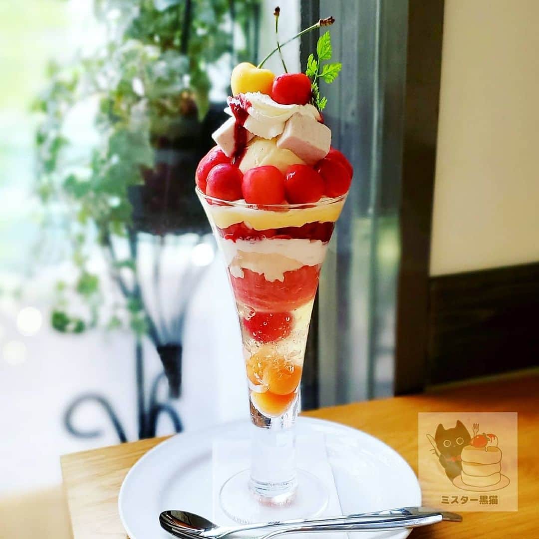 のインスタグラム：「ぱぱぱぱパフェ♪ 【Fruit Chef】 6/25～6/30 予約限定 🍒山形県東根市 佐藤さんの佐藤錦パフェ  農家さん直送の絶品フルーツが堪能出来るフルーツシェフさん 超期間限定の秀逸ランクの佐藤錦パフェ もちろん1層1層の底のコンポートまで佐藤さんの佐藤錦です  佐藤錦はすべて種を取っているのに、食感や形にダメージがないのは、この佐藤錦の品質の高さとパフェの製作者の方の技のすごさですね ビジュアルの良いアクセントになっている 希少種の黄色いさくらんぼ月山錦も絶品(入荷があった日のみ乗ります) 大満足のさくらんぼパフェにゃー😸. . 🚶人形町駅·馬喰横山駅から徒歩約5～6分  #黒猫食べ過ぎ #フルーツシェフ #fruitchef」
