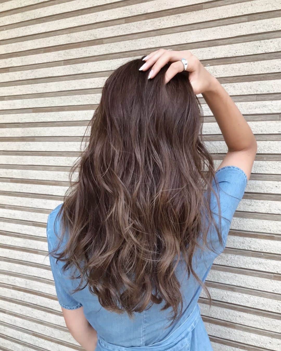 森山菜々のインスタグラム：「👱🏽‍♀️🌊✨﻿ 瞳さんに久々ハイライト入れてもらって﻿ こんがり肌に合うイイ色に仕上げてくれました🥥﻿ ﻿ こんな伸びてたんやね〜🌈﻿ 週6はエビちゃんで結びっぱなしやけど、謎にまだまだ伸ばす予定。まじ謎👱🏼‍♀️✌🏽🌈笑　﻿ 虹プロのおかげで最近やたらと 🌈 の絵文字ばっかり使っちゃうね❤︎」