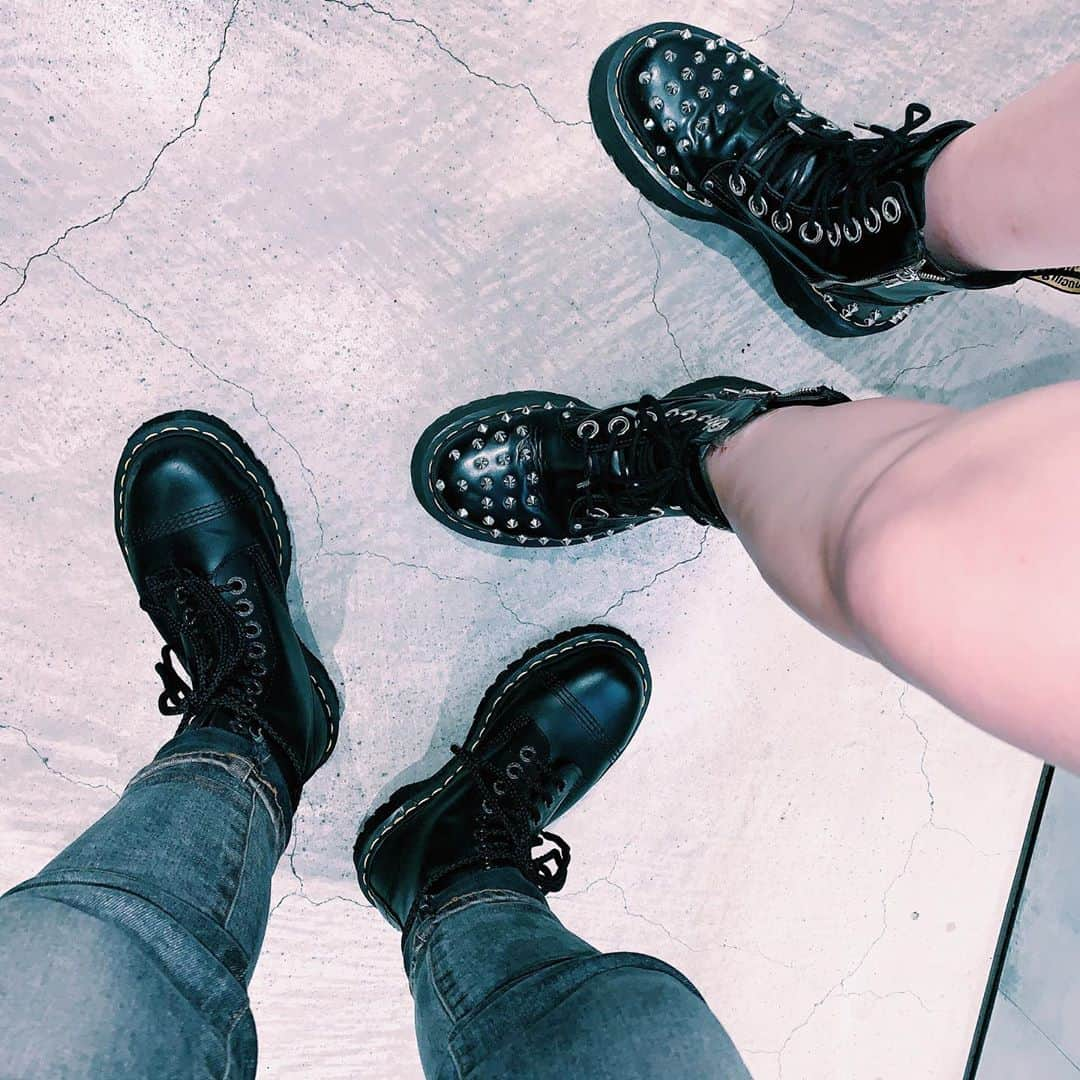 tsubame408さんのインスタグラム写真 - (tsubame408Instagram)「. new shoes〜❤️ ふらっと立ち寄ったマーチンが SALEしてて30%OFFでGET🤙🏽✨✨ スチールトゥが廃盤なのか？？ 廃盤になるから、、の一言で買うって決めたっ！ マーチンの廃盤は本当に廃盤🥺 たまーに復刻してたりするけど、、 スチールトゥ好き。 この丸いぼこっとした爪先が好きなんです。 8761はJADON程ではないけど ちょっと厚底やし☺️❤️そこも良い。 お気に入りで毎日履いてます💕 . SUMMERSALE中🔥 クーポンコード【MS_04860】で更に10%OFF →→ @jouetie_tsubame  からチェック🥺🔥 . @drmartensofficial」6月27日 20時13分 - tsubame408