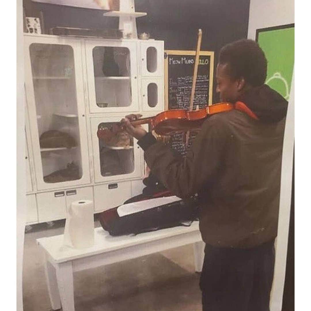 Homer Le Miaou & Nugget La Nugさんのインスタグラム写真 - (Homer Le Miaou & Nugget La NugInstagram)「On this caturday, here is a young man, playing violin for orphan kittens at a shelter.  On this caturday, swipe to read the last words of this young cat lover while being murdered by a police officer. His name was Elijah McClain.😿 How can i learn about this story, here in France, by reading it on a random non cat account? How can the COI Community have missed that story?? HOW??? 🤯 It hurts me in my guts to read his last words.  It hurts me in my guts to just look at his innocent eyes knowing what he had to endure.  It hurts me in my guts to think his murderer is still free and manage to sleep at night, hug his kids or even kept his job.  It hurts me in my guts to think about his family or friends.  It hurts me in my guts to live in this sick sad world. Please people who are over there, make it stop! You can do it. Stop ignoring things when it hurts to look at them. These are the important things!  Say something. Do something. It has to stop!!!😢😤 Link to sign his petition is in my bio. #ElijahMcClain #JusticeForElijah #BlackLivesMatter」6月27日 20時24分 - homer_le_chat