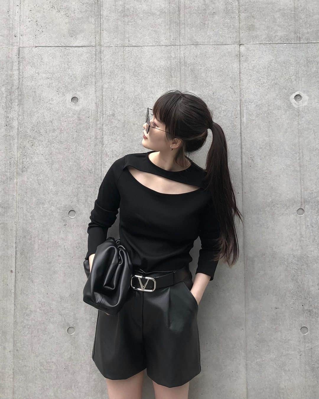 のインスタグラム：「デコルテのちょっぴりカットがかわいい🤤 お腹結構出てるけどこの写真わからないね😂  7月から産休でKRMをお休みさせていただく為 応援してくださった皆様に感謝の気持ちを込めて 本日6/27夜9時より2万以上ご購入で 全品配送料無料とさせていただきます❤︎ 販売は6月末までなので残り4日間です！ このお得な機会に是非(^｡^) ． @_krm_official でもお伝えしましたが、 人気アイテムの復刻やKRMステッカーの販売も行います❤︎ ギリギリになってしまいましたが、皆さんのご要望にお応えできてよかったです😊」