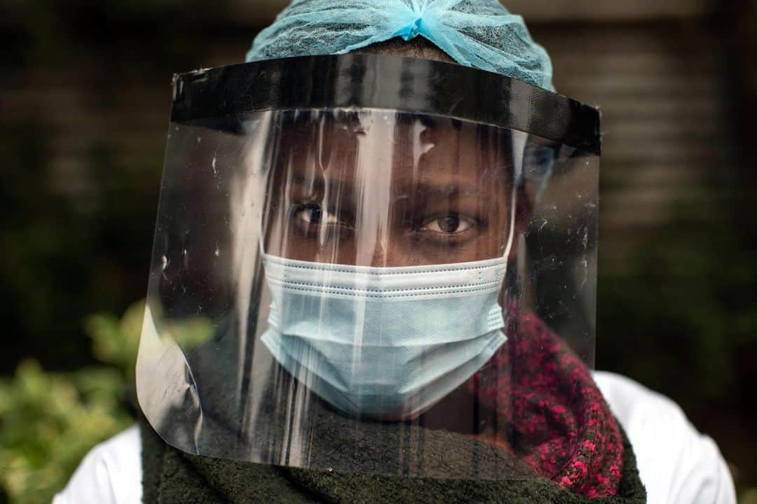 National Geographic Creativeさんのインスタグラム写真 - (National Geographic CreativeInstagram)「Photo by @nicholesobecki | Clinical officer Lavender Akinyi now does intake and patient history outside in the yard of Waithaka Health Center, as an adaptation to the new realities of a COVID-19 world. Health workers here are trying to keep essential medical services up and running, while also preparing for, and responding to the spread of the Covid-19 virus itself. Follow me on @nicholesobecki for more coverage of the Covid-19 crisis in Kenya.」6月27日 20時23分 - natgeointhefield