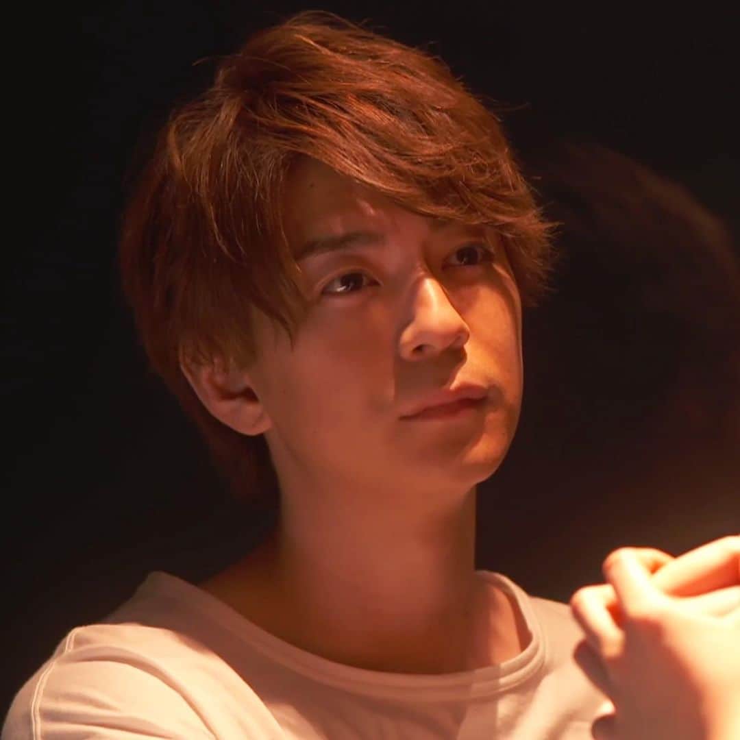 のインスタグラム：「2020.6.20 #m愛すべき人がいて 第5話 #マサ#マックスマサ part.8 ・ アユのお父さんの話を 優しい表情で優しいトーンで聞くマサしゃん。 「私の手を離さないでください」 1話から2人が手を握りしめ合うシーンがあったけど ここに繋がるのか～ ・ 大雨の中崖の上から叫んだり ペットボトル10本背負ってびしょびしょになりながら「アユ走ります」言ってた 2人とは思えん🙈 色んなこと…ありましたね… 遂にですね… ・ #三浦翔平#安斉かれん#神回#神シーン#テレビ朝日#abema」