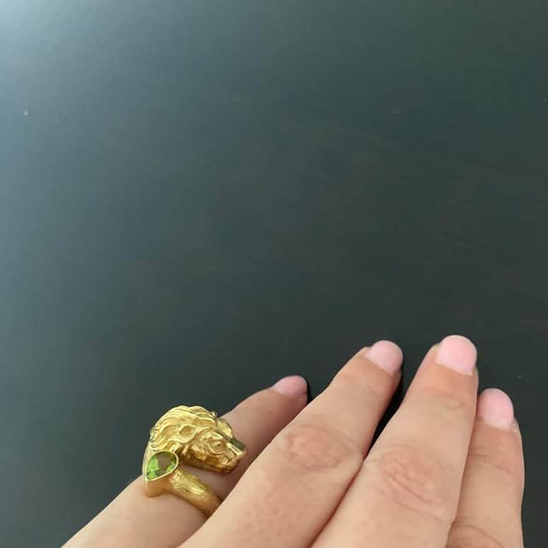 ベックスロックスのインスタグラム：「#HearHerRoar ⠀⠀⠀⠀⠀⠀⠀⠀⠀ ✨Sustainable Luxury is in every little detail. It is a conscious creation marrying a tale of two worlds - artisan and collector. ✨ ⠀⠀⠀⠀⠀⠀⠀⠀⠀ @rebeccamannersbespoke ⠀⠀⠀⠀⠀⠀⠀⠀⠀ The Lion ring handmade in solid gold with a peridot healing gemstone by 3 of our Masters in Bali where traditional handmade techniques meets modern design. ⠀⠀⠀⠀⠀⠀⠀⠀⠀ ⠀⠀⠀⠀⠀⠀⠀⠀⠀ The Lion’s  journey has just started.  Worn and created for @lorenaa.l.a as an heirloom jewel for her Leo daughter, symbolising #strength and #courage and #transformation. ⠀⠀⠀⠀⠀⠀⠀⠀⠀ ⠀⠀⠀⠀⠀⠀⠀⠀⠀ Contact thestudio@bexrox.com or DM us for more info on bespoke designs. ⠀⠀⠀⠀⠀⠀⠀⠀⠀ ⠀⠀⠀⠀⠀⠀⠀⠀⠀ ⠀⠀⠀⠀⠀⠀⠀⠀⠀ ⠀⠀⠀⠀⠀⠀⠀⠀⠀ ⠀⠀⠀⠀⠀⠀⠀⠀⠀ #bespokeitlikeyoumeanit #transformation #courage #jewelswithsoul  #healingstones #felinewisdom #storytelling #wisdom #jewellery #wordsofwisdom ⠀⠀⠀⠀⠀⠀⠀⠀⠀」