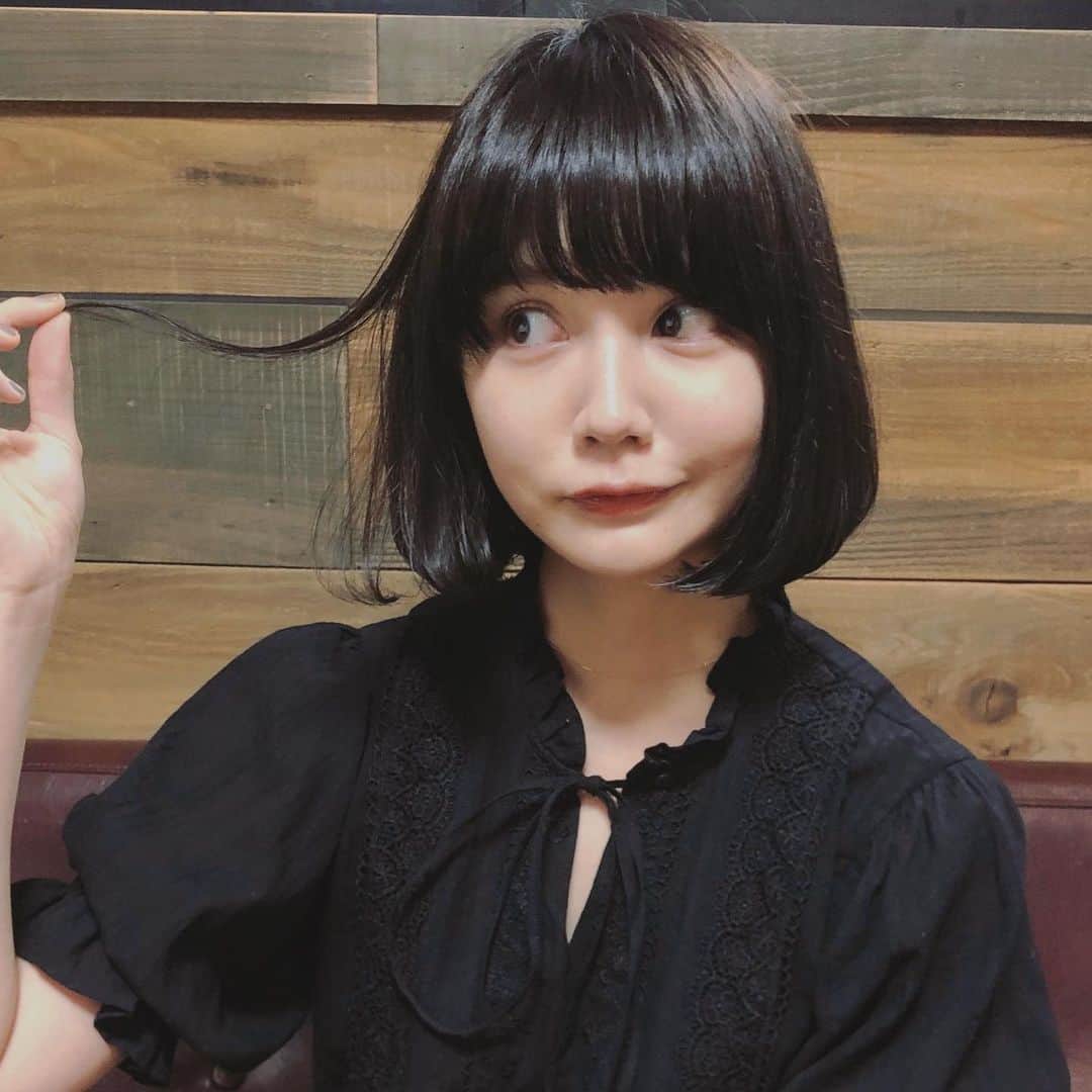 村田倫子さんのインスタグラム写真 - (村田倫子Instagram)「髪を暗くしました👩🏻 どうでしょう…？ ヘアカラーを変えるだけで、纏う服や、手に取るコスメが変わるから、この瞬間が昔からすき。自分の幅と演出を楽しむきっかけ。 . @meg_kodama ちゃんいつもありがとう☺︎久々にあえて嬉しかった❤︎ この日は @idem__official のブラウスを着てます。私も少しずつ届いてきたので、コーデのせますね。  #idem_idea #hair #リトルヘアサロン」6月27日 11時36分 - rinco1023