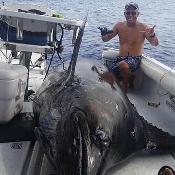 のインスタグラム：「This man caught a marlin that weighs 1,368 pounds. 🤯 (via Waiopai Sport Fishing Charters/Facebook)」