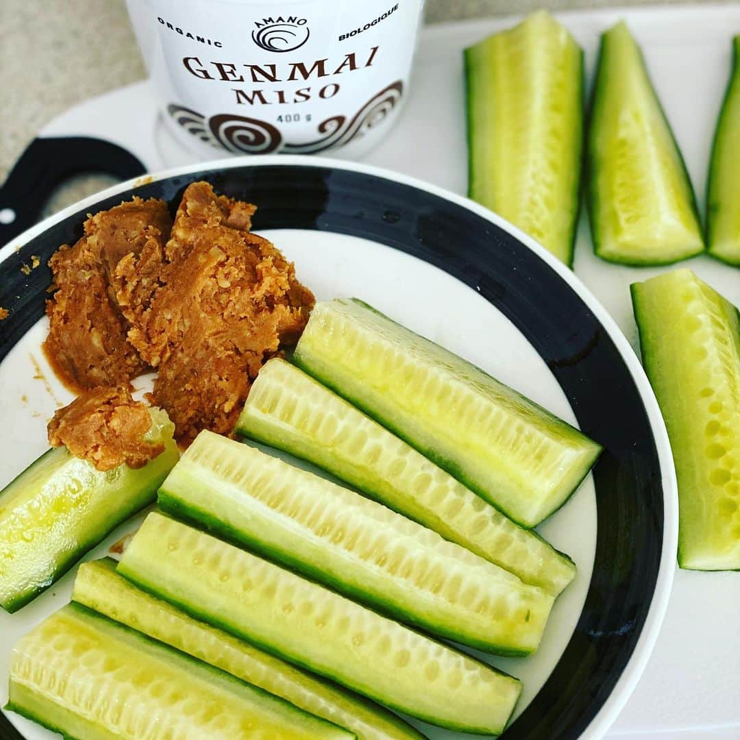 吉野紗香のインスタグラム：「I love so much 😍 cucumber miso🥒✨きゅうりの味噌付け😍小さい頃から大好きです🥒✨#cucumber #miso #ilovesomuch #きゅうり #きゅうりのみそつけ #大好物」