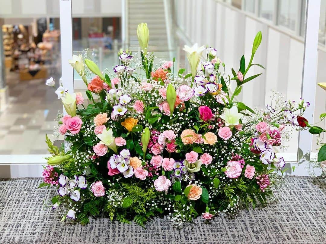 LECT レクトさんのインスタグラム写真 - (LECT レクトInstagram)「花の産地を支える。 . 新型コロナウイルスの影響により、日本各地のブライダルやお祝い事などの花が使われなくなりました。行き場を無くした花を使って、LECTの花屋さん(こちらはアンドゥープランツさん)が装飾してくれました。 . 花の魅力に触れて、少しでも気持ちが明るくなったり、リラックスしてもらえると嬉しいです。 . 6/29頃までの特別な装いなので、LECTにご来店の際はぜひご覧ください。 そしてぜひご自宅にもお花を。 . ユリが満開になるのが楽しみです。 . . #lect #レクト #flowershopmiyabi #フラワーショップミヤビ #花 #フラワーアレンジメント #花のある暮らし #花き生産者応援 #生産者応援 #花いっぱいプロジェクト #広島花屋 #花屋さん  #ショッピングモール #広島市」6月27日 11時57分 - lect_hiroshima