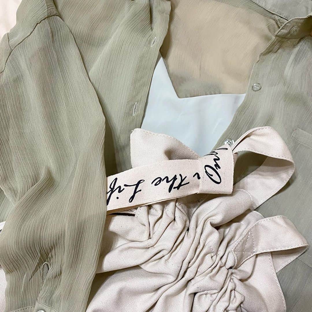 ryokoさんのインスタグラム写真 - (ryokoInstagram)「． 流行りのピスタチオグリーンのシアーシャツ♡同色のサテン風キャミ合わせたよ☺︎どちらも @fifth_store です。 ． @editsheen_store のバッグはサブバッグとして活躍中✨シンプルだけど巾着型デザインもおしゃれでよい♡ ． 品名はこちら⤵︎ #ドロップショルダーシアーシャツ #サテンストリングキャミソール #ロゴキャンバス巾着トート ． ． ．  #fifth #fifthtl #フィフス #EditSheen #エディットシーン #バッグ #BAG #シアー #シャツ #カジュアル #ブラウス #低身長コーデ #コーデ #ママコーデ #きょコ」6月27日 11時52分 - ry.0123