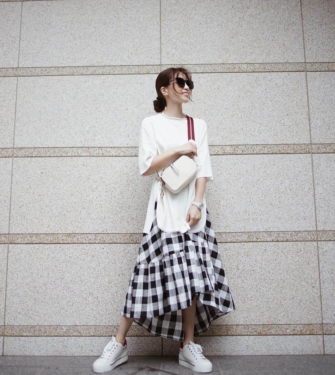喜田彩子さんのインスタグラム写真 - (喜田彩子Instagram)「﻿ ﻿ 息子のオンライン授業が終わり、娘の予防接種へ🏥﻿ コロナでなかなか行けなかったので、やっと予約をとりました！﻿ ﻿ ﻿ TOPS... @elendeek ﻿ SKIRT... @nostalgia_jp × @ayakokida ﻿ SHOES... @hermes ﻿ BAG... @mosselnewyork ﻿ ﻿ ゆる〜いコーデでのんびり歩きながら。。﻿ スニーカー🤤💕﻿ ﻿ ﻿ #fashion #outfit #ootd #coordinate #simple  #instagood #mamacode #mom  #엄마 #패션 #156センチコーデ #sサイズコーデ #お出かけコーデ #夏コーデ #春夏コーデ #シンプルコーデ #ファッション #コーディネート #コーデ #ママ #ママコーデ #hermes #elendeek #nostalgia #エルメス #ノスタルジア #エレンディーク﻿」6月27日 11時53分 - ayacokida