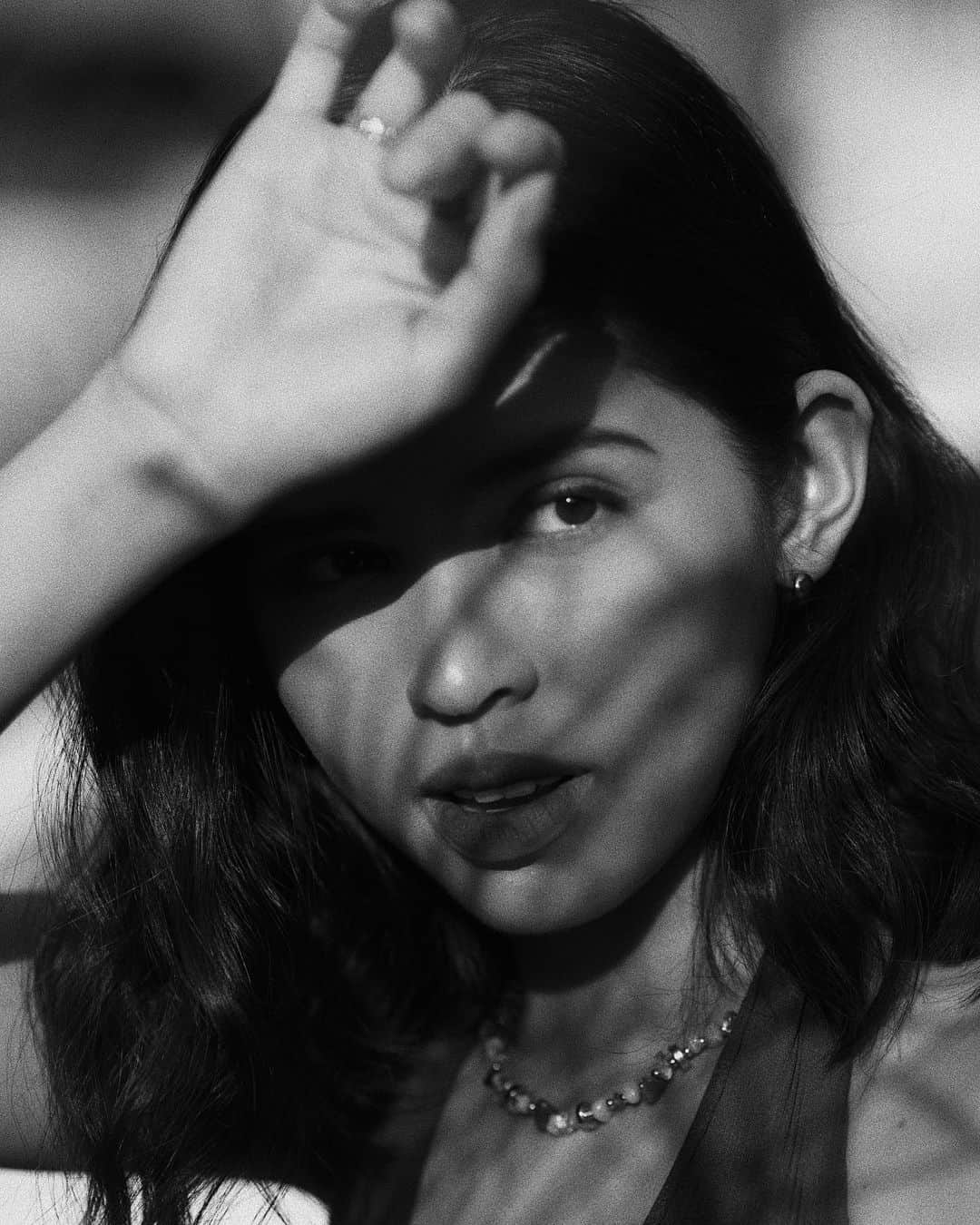 メイン・メンドーサのインスタグラム：「just another black and white photo」