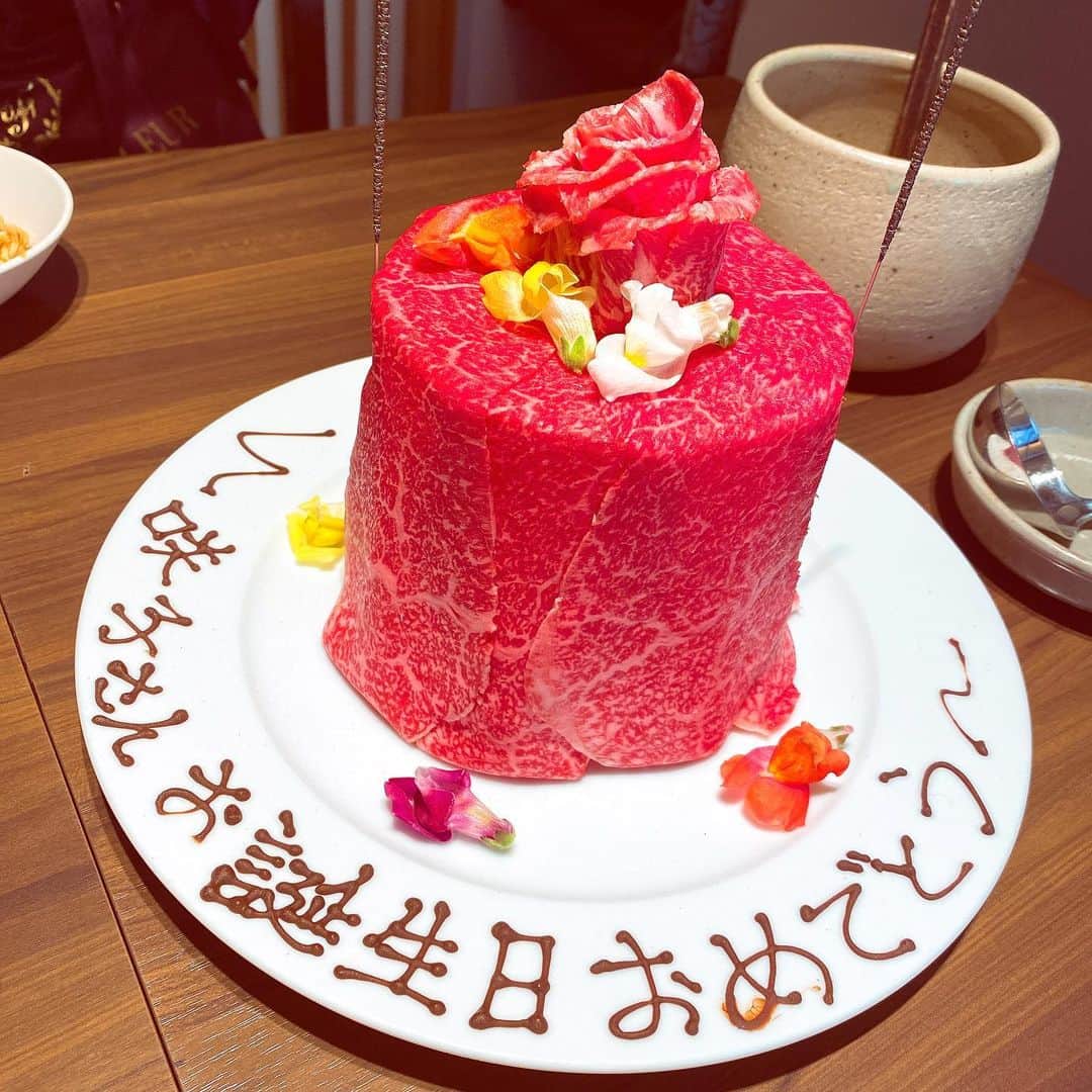 のインスタグラム：「先週の！ 美佳さんがお誕生日祝ってくれました🥰 肉のケーキみたいになってますが内側は空洞なのでどちらかと言うと肉のカーテンです💪💪 店員さんが撮ってくれた写真が酷かったけど面白いので載せます🤣」