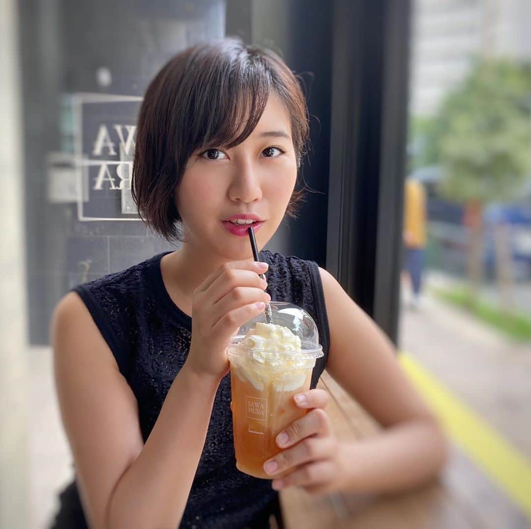 西村まおのインスタグラム：「少しづつ少しづつ 日常が戻ってきて嬉しいな😊 最近は、サワムラのハニーロイヤルミルクティーがお気に入りで、広尾に行っては飲んでる☕️ 本当にお茶やコーヒーが大好きで、毎日1回は必ず摂取してて…歯の色が茶色くならないか気になっているんだけど、おすすめのホワイトニング何かあるかな🤔  娘が小さいってのもあるし、状況的にも、何かと外出しづらいから、さくっとホワイトニングもいけないし…  最近はひたすらホームケアなんだけど、1度ホワイトニングはしてたから、さくっと買えてちゃんとケアできるシティースホワイトを常備品にしてます✨ 私には合ってるのかいい感じ👍 歯は大事にしたいから、 そろそろ歯医者さんも行こっと🦷  #広尾 #サワムラ #東京 #広尾カフェ #ロイヤルミルクティー #シティースホワイト #キャストズセレクト #ホワイトニング #セルフケア #ホームケア」