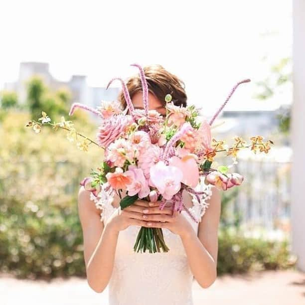 ゼクシィさんのインスタグラム写真 - (ゼクシィInstagram)「【大人カワイイ、ピンクのボタニカルブーケ💐】 . 今回は、#ゼクシィ2020 ハッシュタグをつけて 投稿頂いた中から、大人ピンクの ボタニカルブーケをご紹介😌 . 同じピンクカラーでも花材を変えたり、 ボリュームや高さを変えることで 甘すぎない印象に🔔✨ .  @m_j_wedding さま . +♥+:;;;:+♥+:;;;:+♥+:;;;:+♥+:;;;:+♥+:;;;:+♥ . プロポーズから結婚式まで素敵なお写真募集中📸 . ゼクシィ公式アカウントでお写真を紹介してみませんか？ 【#ゼクシィ2020】 を付けて投稿してください❣️ . +♥+:;;;:+♥+:;;;:+♥+:;;;:+♥+:;;;:+♥+:;;;:+♥ . ▼花嫁さんダウンロード数No.1 ゼクシィアプリはURLから🙌 @zexyrecruit . .  #ブーケ#ウェディングブーケ#挙式ブーケ#お色直しブーケ#フラワーアレンジメント _ #フラワーアイテム#前撮りブーケ#ナチュラルブーケ#カラフルブーケ#クラッチブーケ#オーダーブーケ#ウェディングフォト#大人ブーケ#ピンクブーケ _ #2020冬婚#2020秋婚#2020夏婚#2020春婚#結婚準備#結婚式準備#全国のプレ花嫁さんと繋がりたい#日本中のプレ花嫁さんと繋がりたい#令和花嫁#令和婚 _ #メゾンプルミエール#ゼクシィ#ちーむゼクシィ#幸せが動きだしたらゼクシィ」6月27日 12時00分 - zexyrecruit