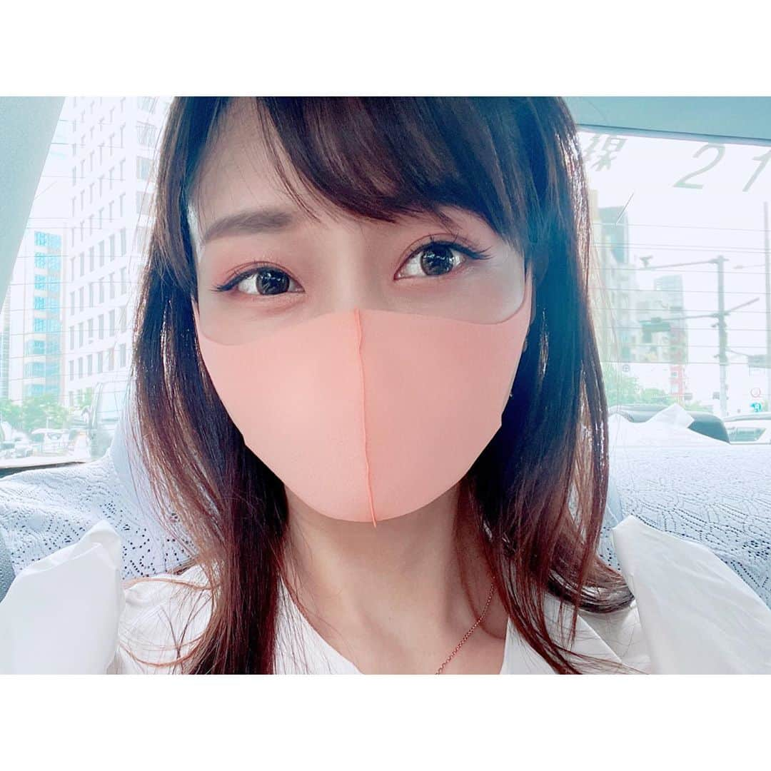 石井美保さんのインスタグラム写真 - (石井美保Instagram)「先日のインスタライブでお見せできなかったNARSのアイシャドウパレットはこちら！ このコンパクトなトラベルサイズに6色入っているのとコーラル系の色構成が素晴らしい！これは買いです😆8月28日限定発売のオーガズムコレクションの1つ、ミニアイシャドウパレット。 右下のイリデッセントコッパーは既存色(今日はこの色を上下目尻側に向かってアイラインに)、他5色は限定の新色です。2枚目に使用画ありです。 セミセルフ店舗、@cosmeSHOPPING限定発売」6月27日 12時11分 - miho_ishii