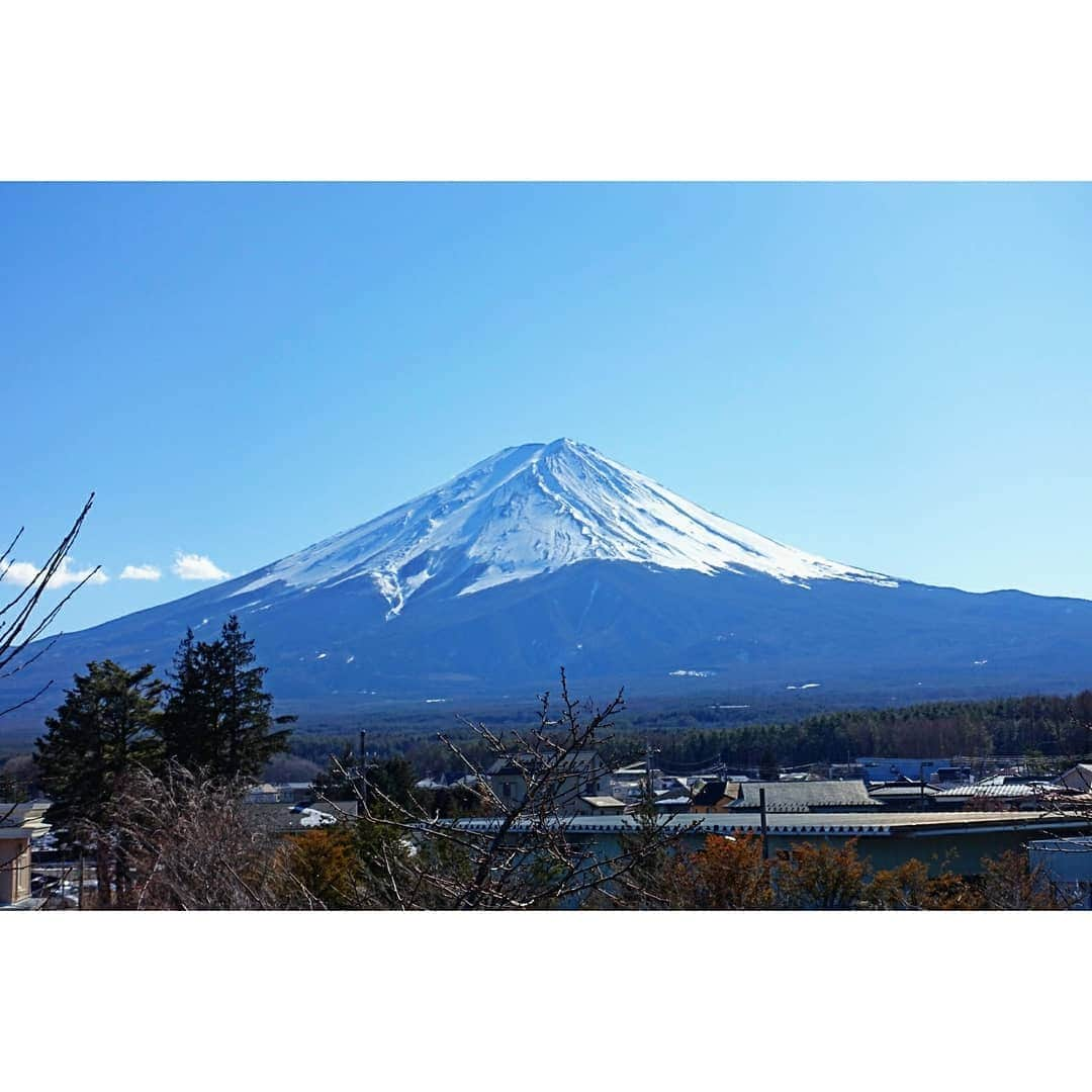 石田亜佑美さんのインスタグラム写真 - (石田亜佑美Instagram)「. . まださむーーい頃… 山梨県で見た富士山🏔️ . . . 雪の跡までくっきり…✨ すごく縁起の良さそうな写真✨ . . #富士山 #山梨県 #河口湖 #fujisan #fujiyama #Japan #観光 #旅行 #morningmusume20 #モーニング娘20 #石田亜佑美 #まーた山木と石田が遊んだってよ」6月27日 12時12分 - ayumi_ishida.official