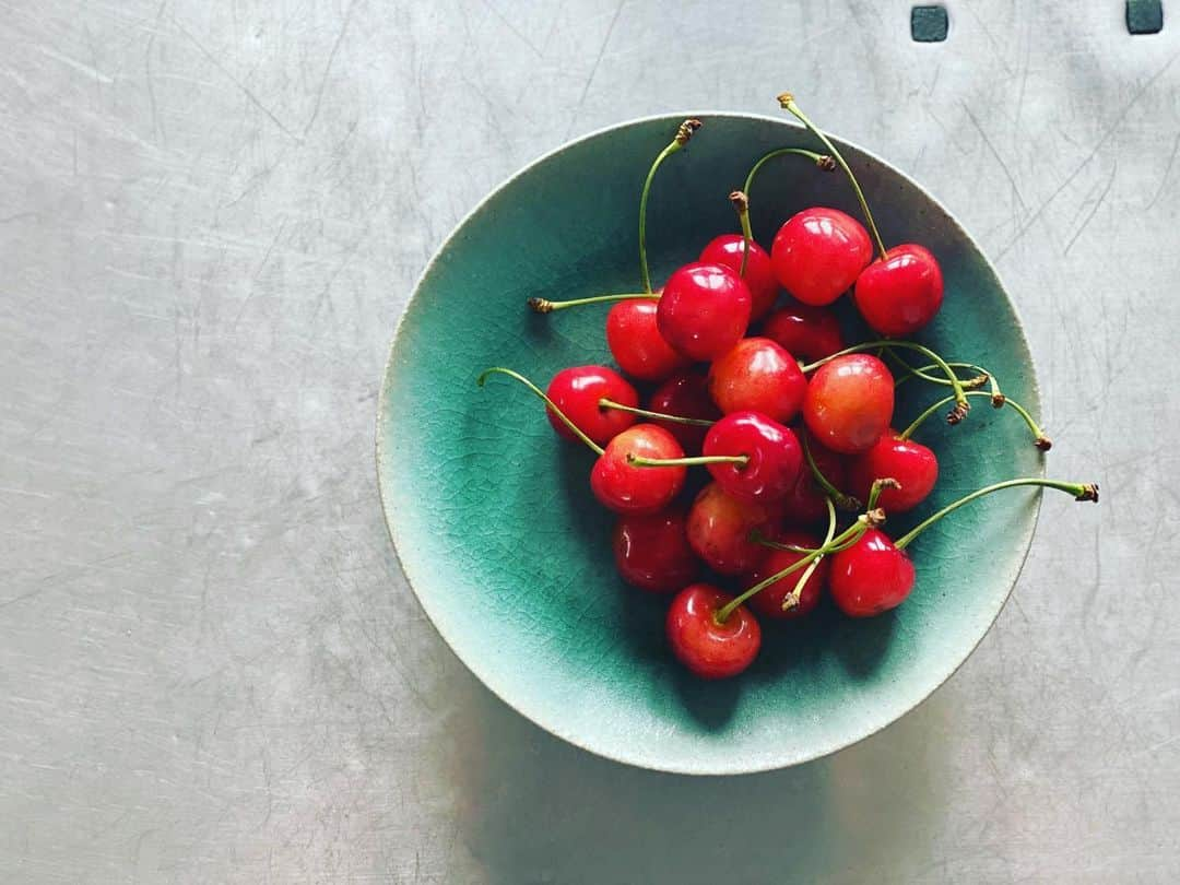 神崎恵さんのインスタグラム写真 - (神崎恵Instagram)「土曜の朝。 海の中みたいな青いお皿に桜桃🍒 おなじものはひとつとないこの青の表情。 すてきねぇ。 #器 #晴山　 昨日はこの器に小鯛焼きを泳がせました。 暑くなったら、ぜりぃや水羊羹を浮かばせるのが楽しみ。 涼やかな風景が目に浮かぶ🎐」6月27日 12時13分 - megumi_kanzaki