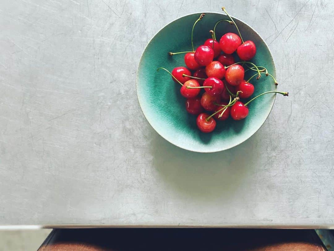 神崎恵さんのインスタグラム写真 - (神崎恵Instagram)「土曜の朝。 海の中みたいな青いお皿に桜桃🍒 おなじものはひとつとないこの青の表情。 すてきねぇ。 #器 #晴山　 昨日はこの器に小鯛焼きを泳がせました。 暑くなったら、ぜりぃや水羊羹を浮かばせるのが楽しみ。 涼やかな風景が目に浮かぶ🎐」6月27日 12時13分 - megumi_kanzaki