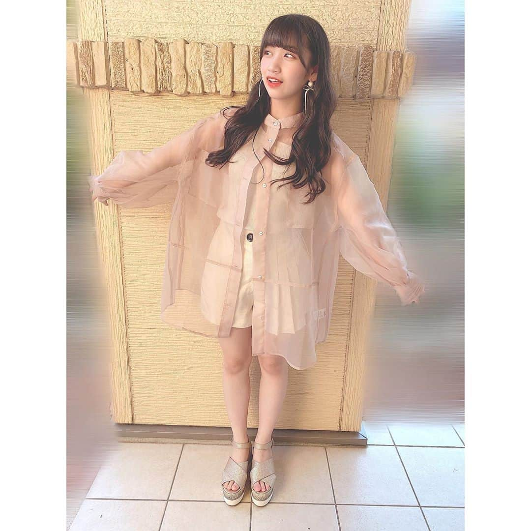 後藤陽菜乃さんのインスタグラム写真 - (後藤陽菜乃Instagram)「❤︎ 流行りのシアーシャツ🌼 ・ 今回は、ベージュのアシンメトリータンクトップとハーフパンツの優しい色味で合わせてみたよ~😊 ・ シアーシャツは、ベージュに見えるけどベビーピンクなんだぁ🎀 ・ #whoswhochico #chico #ベージュコーデ #シアーブロッキングシャツ  #シアーシャツ #niceclaup #サンダル #ピンク #ゴールド #ベビーピンク #夏コーデ #夏#hinacode」6月27日 12時13分 - pinachan._.0308