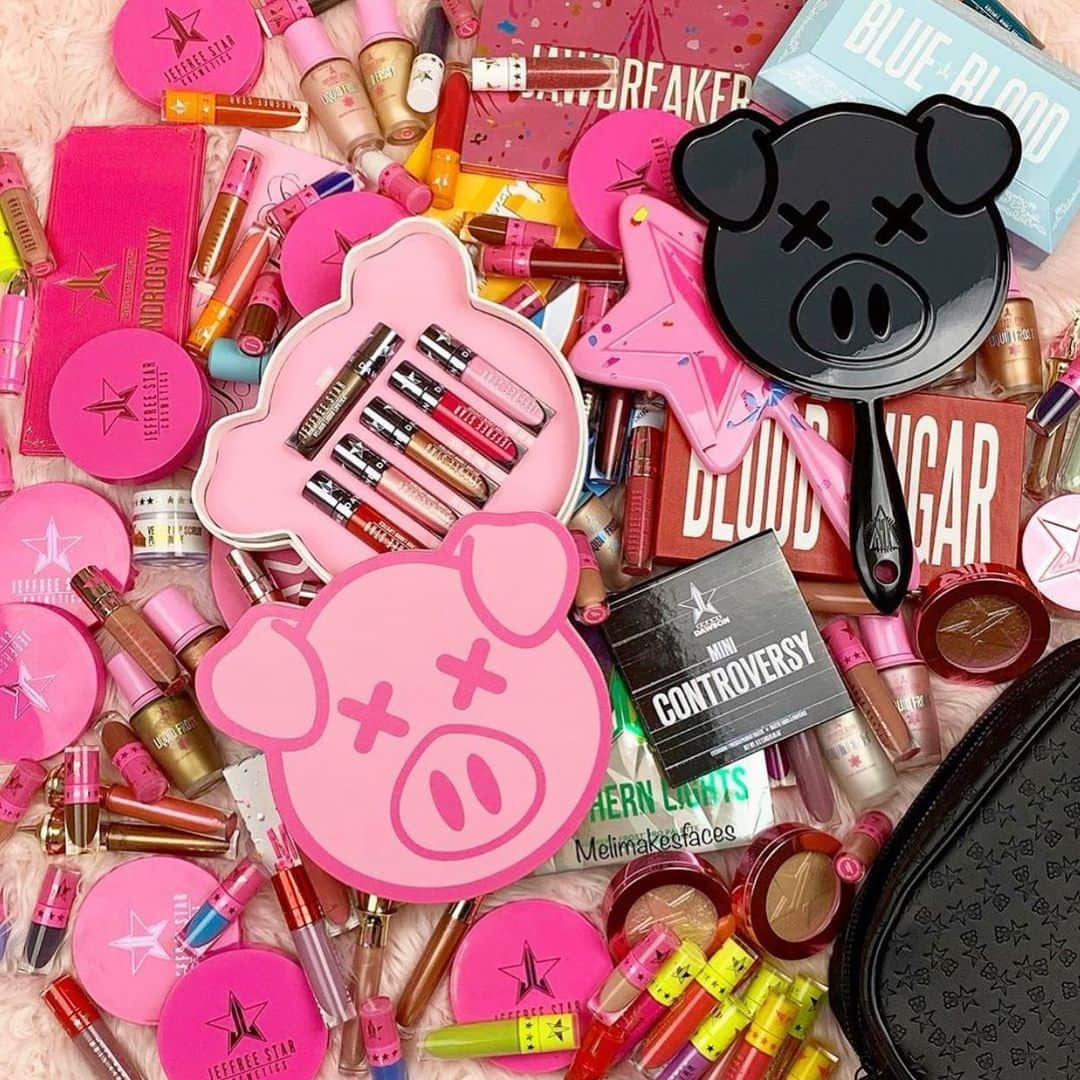 Jeffree Star Cosmeticsさんのインスタグラム写真 - (Jeffree Star CosmeticsInstagram)「Makeup madness🔥 @melimakesfaces laying out her Iconic #jeffreestarcosmetics collection 🌟 Do you spot any of your favs? 💖」6月27日 12時18分 - jeffreestarcosmetics