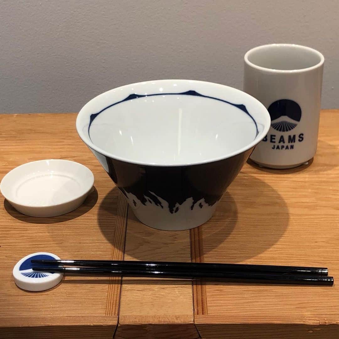 BEAMS JAPANさんのインスタグラム写真 - (BEAMS JAPANInstagram)「＜BEAMS JAPAN＞﻿ ﻿ 新規商品のご紹介です﻿ 3回塗りの輪島箸が入荷しました﻿ ﻿ シンプルで使いやすい黒と赤の2色展開でそれぞれ10膳セットです﻿ ﻿ BEAMS JAPAN 1F﻿ ☎︎ 03-5368-7314﻿ #beams ﻿ #beamsjapan ﻿ #beamsjapan1st ﻿ #ビームスジャパン﻿ #新宿 #新宿三丁目﻿ #日本製﻿ #madeinjapan﻿ #輪島箸 #箸」6月27日 12時30分 - beams_japan