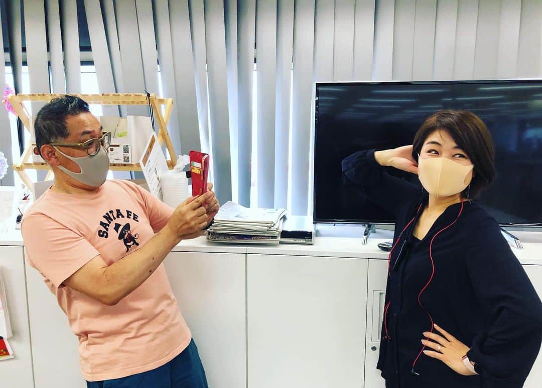 のインスタグラム：「‪サタカンの土曜日です📻‬ ‪13:00〜スタート😊‬ ‪ダイナミックホークスを挟んで、19:00まで、生放送✨‬ ‪時間の許す限り、リクエストもおかけしたいと思っています😊‬ ‪今日もお付き合いくださいね🍀 satakan@kbc.co.jp‬ ‪@kbc_satakan ‬」
