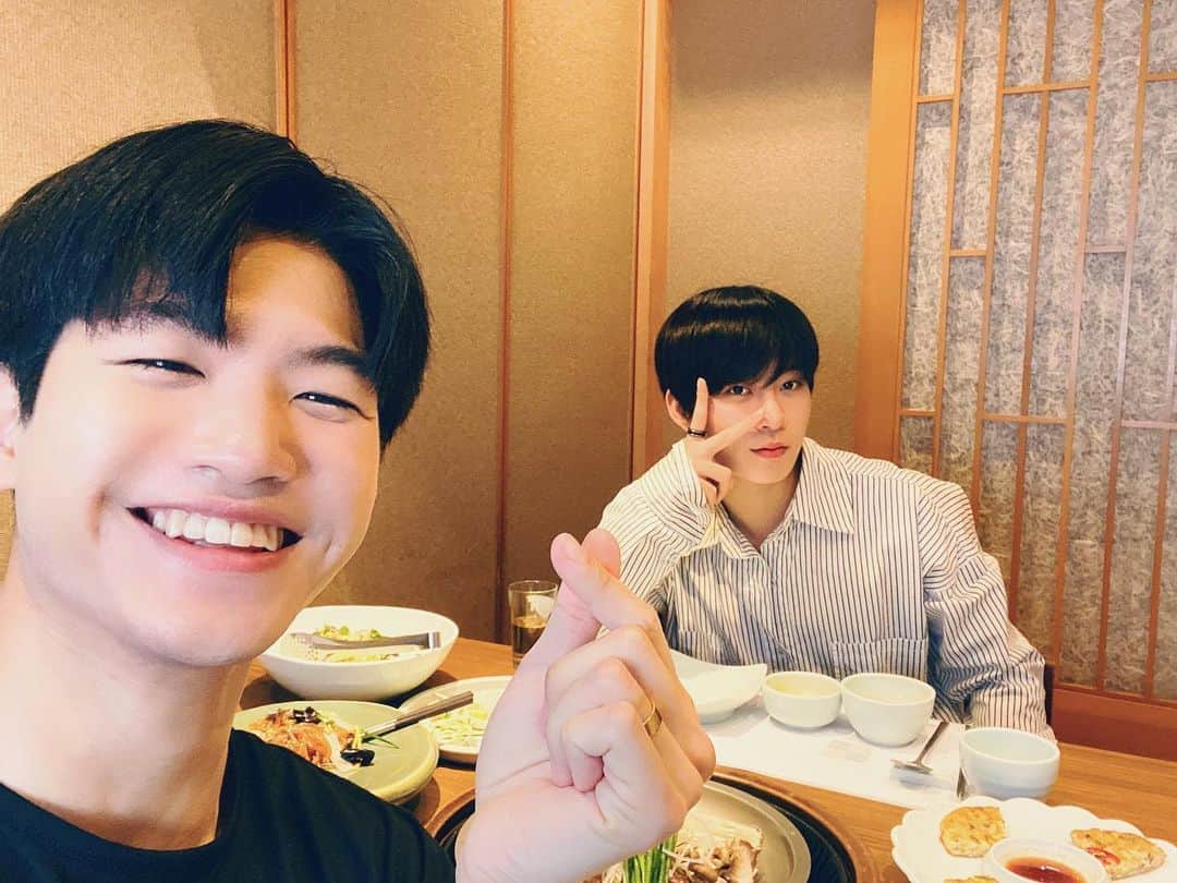 ピョン・ヒョンミンのインスタグラム：「내친구 명섭이랑 은혜로운 식사🍽😋」