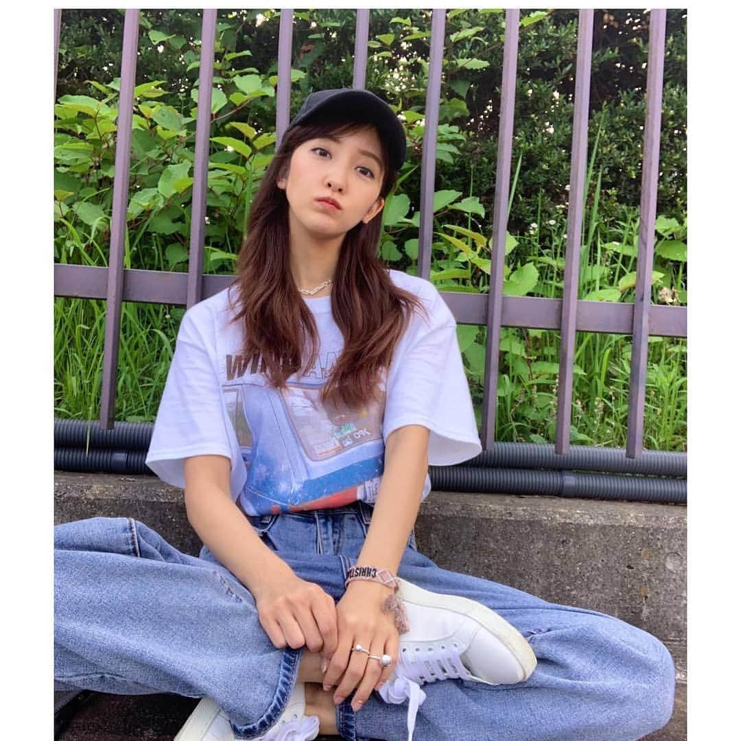 板野友美 ファンアカウントのインスタグラム：「Line Blog Update Why is the smile so sweet?😍 👗👠 #tshirt @windandsea_wear #sneakers @prada #cap @peaceandafter #necklace @tiffanyandco #friendshipbracelets @dior #ring @tiffanyandco」