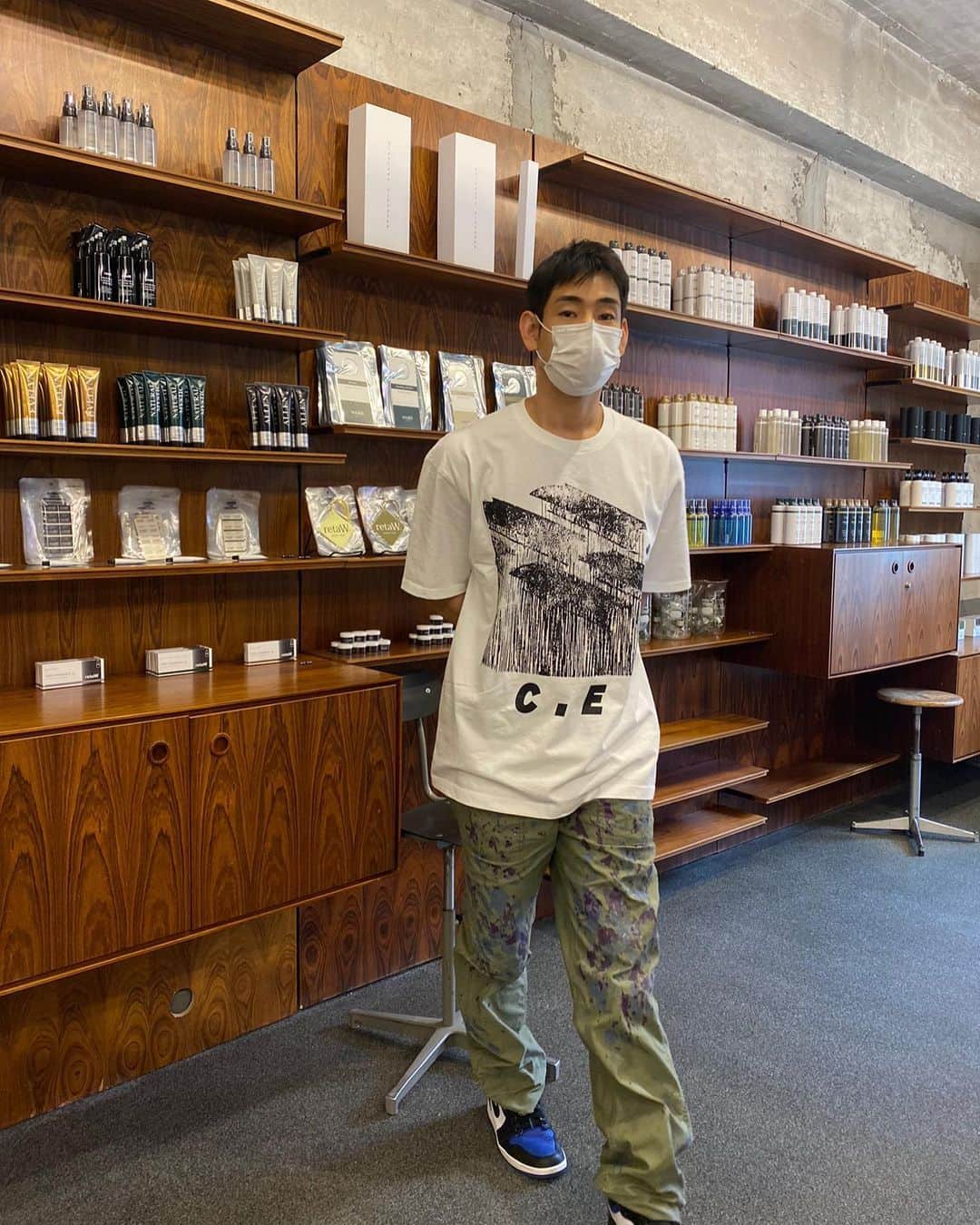 イナチ のインスタグラム：「. 즐거운 토욜 커플들 welcome🤪  Tee:#cavempt  Pants:#needles」