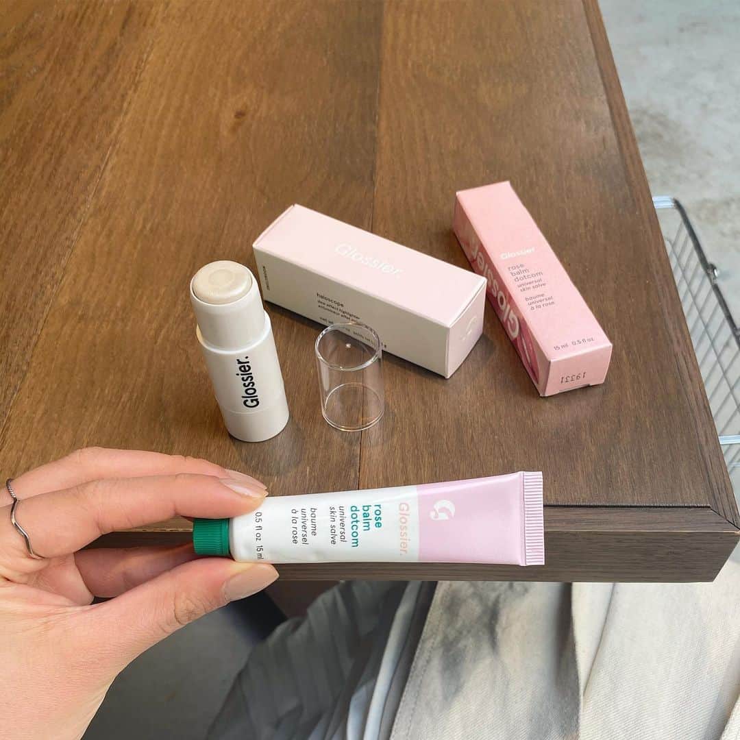 のインスタグラム：「. メルローズで買ってたコスメ💄 . . ハイライトがシャネルのものに 似てるって聞いてたけどめっちゃいい！ 艶はもちろん硬すぎないから手に取りやすい☺️♡ . . . . . . #glossier#glossierlipgloss#lacosmetics #cosmetics#cosmeticslovers#highlighter #lipgloss#instagoodday#tripgram」
